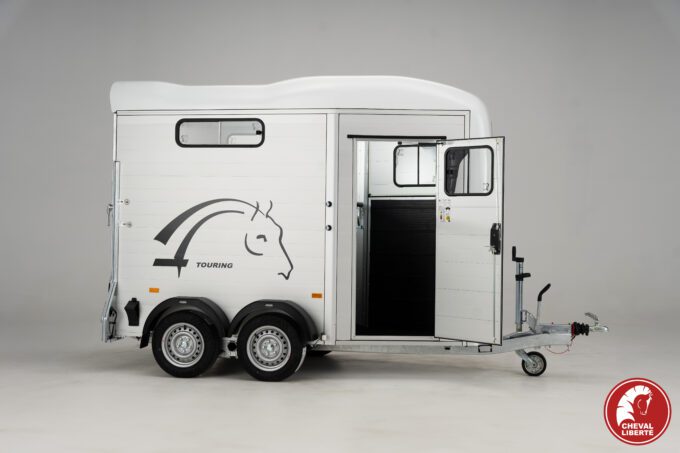 Cheval Liberté Touring One horse trailer in white