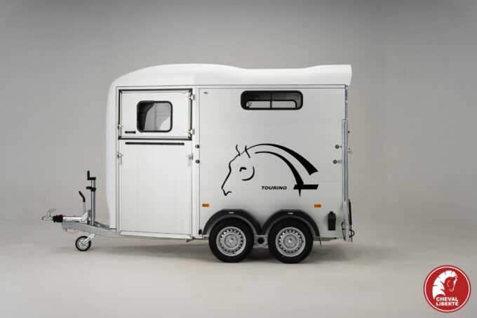 Cheval Liberté Touring One horse trailer in white