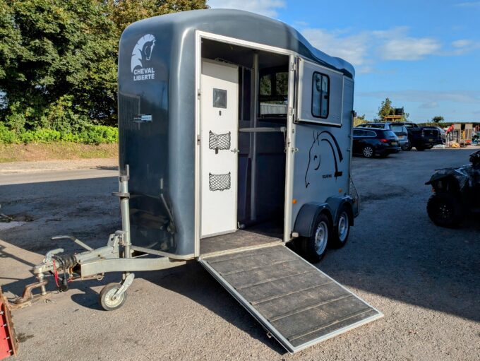 Cheval Liberté Touring Country 2 Horse Trailer with Tack Room