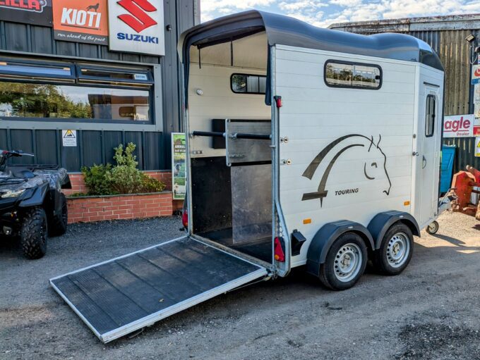 Cheval Liberté Touring Country 2 Horse Trailer with Tack Room