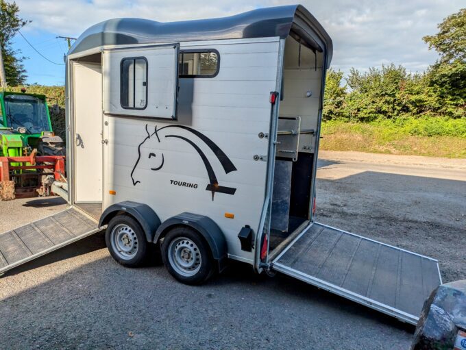 Cheval Liberté Touring Country 2 Horse Trailer with Tack Room