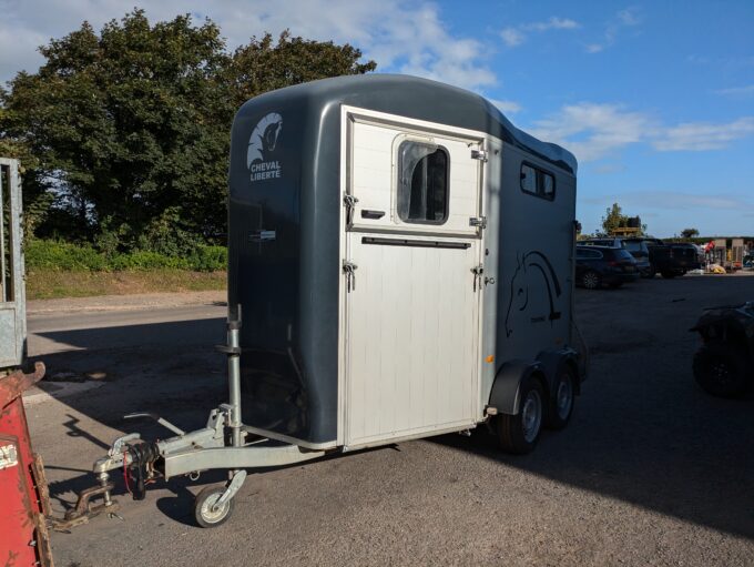 Cheval Liberté Touring Country 2 Horse Trailer with Tack Room