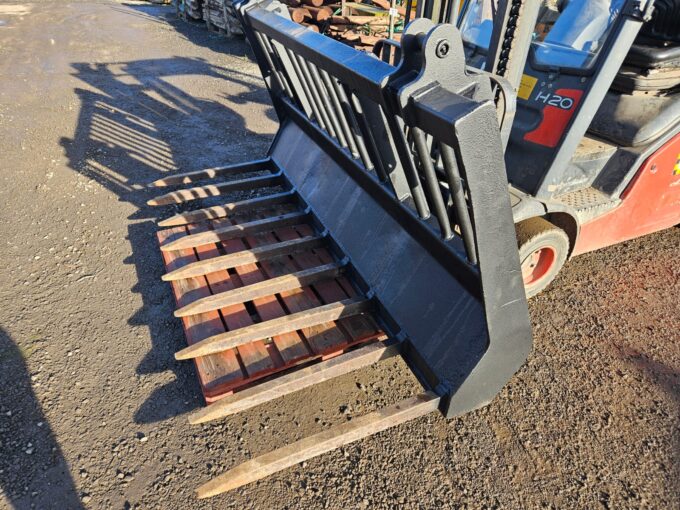 7' 6" dung fork with Hardox tines and JCB quick fit brackets