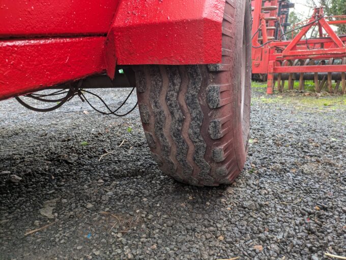 Teagle Tomahawk 8500 Straw Chopper tyre