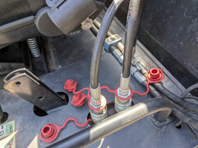 Hydraulic pipes on Kioti WD1260