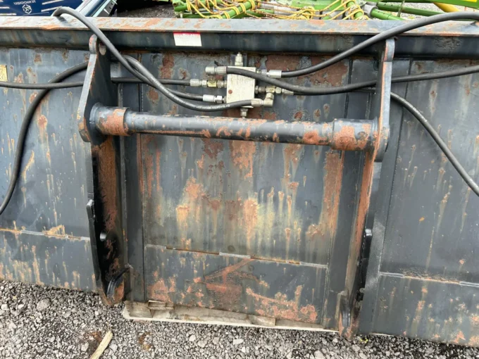 Manitou brackets on Albutt 4 in 1 bucket