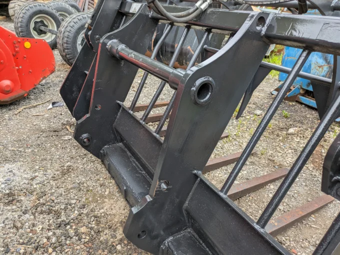 manitou brackets on Albutt muck grab