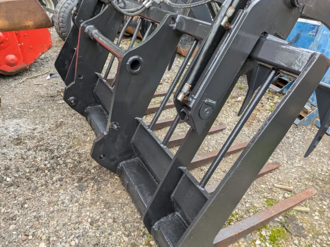 Manitou brackets on Albutt muck grab