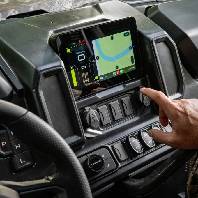 8" digital display in a CFMOTO U10 PRO XL utility vehicle
